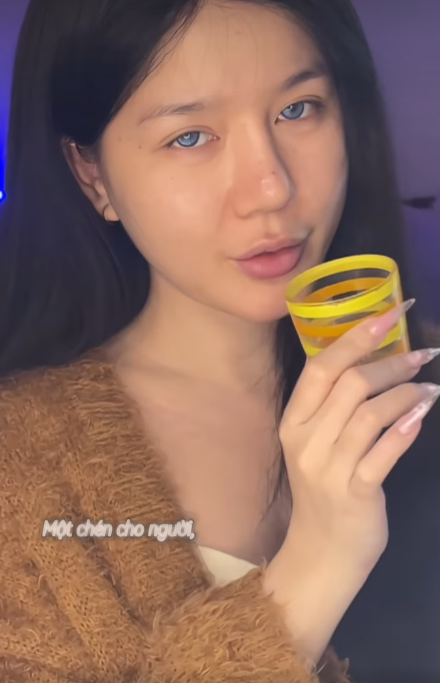 Nhan sắc kh&ocirc;ng d&ugrave;ng app của nữ streamer từng được v&iacute; như thi&ecirc;n thần - Ảnh 3.