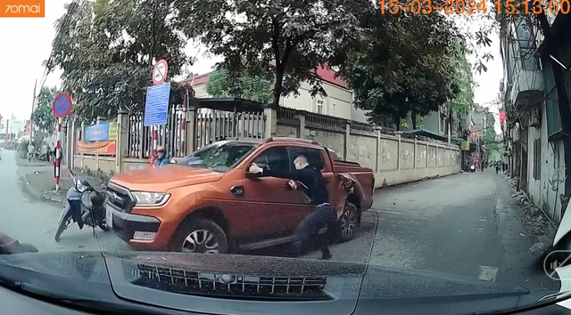 T&agrave;i xế b&aacute;n tải khai l&yacute; do chạy trốn lực lượng c&ocirc;ng an, đ&acirc;m li&ecirc;n ho&agrave;n tr&ecirc;n phố H&agrave; Nội - Ảnh 2.