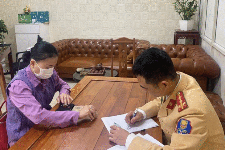 Nữ tài xế vi phạm nồng độ cồn kịch khung ở Hà Nội nộp phạt 46 triệu đồng - Ảnh 1.
