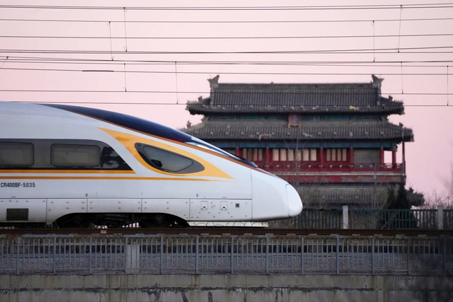 Trung Quốc lại gây choáng ngợp với mạng lưới đường sắt cao tốc dài hơn 1 vòng Trái đất: Quá hiện đại! - Ảnh 1.