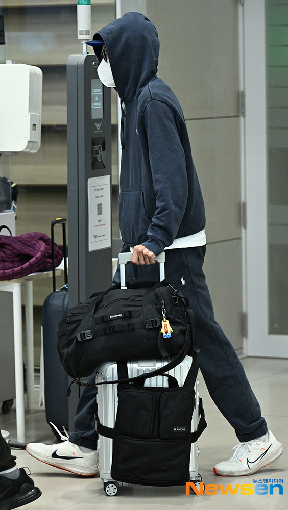 Nóng: Ryu Jun Yeol cúi gằm mặt ở sân bay Hàn sau chuyến đi Hawaii với bạn gái Han So Hee, thái độ bị mỉa mai dữ dội - Ảnh 3.