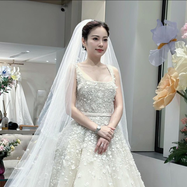 Hằng Túi bất ngờ mặc váy cưới bạc tỷ giống Son Ye Jin, sắp lên xe hoa lần 3? - Ảnh 1.