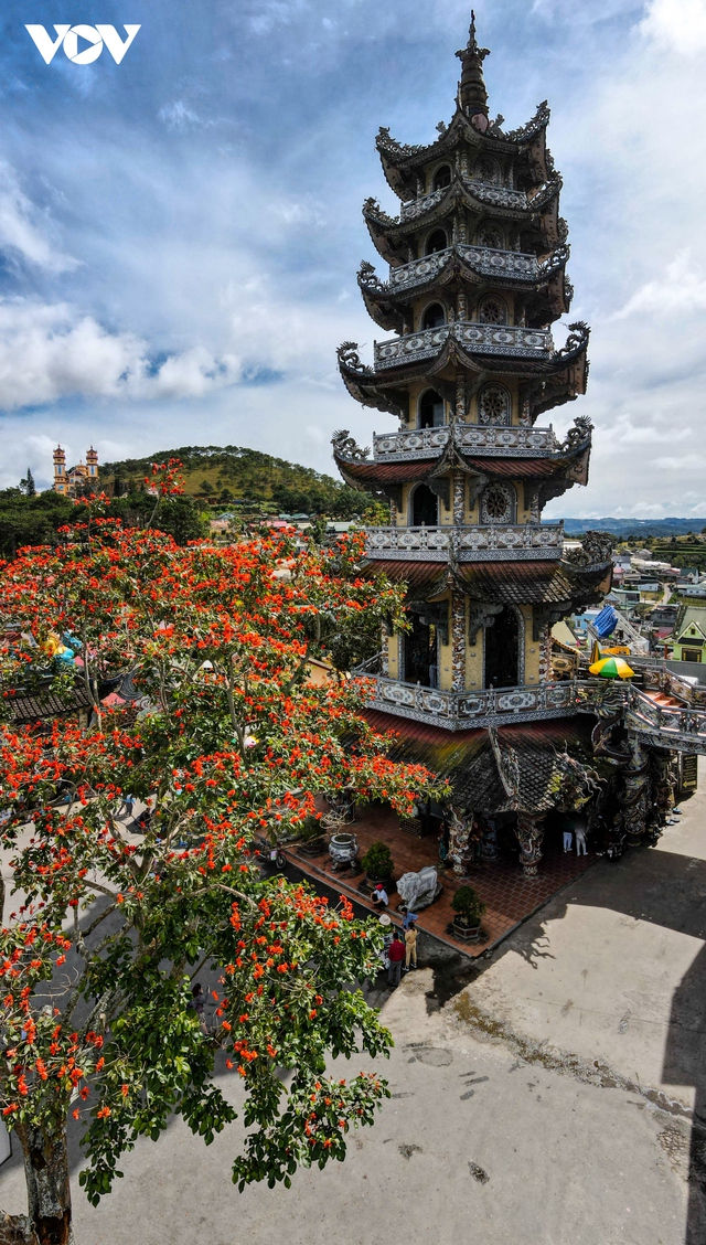 Sử dụng hàng triệu mảnh sành sứ, ngôi chùa cách trung tâm Đà Lạt 8km giữ tới 11 kỷ lục Việt Nam - Ảnh 5.