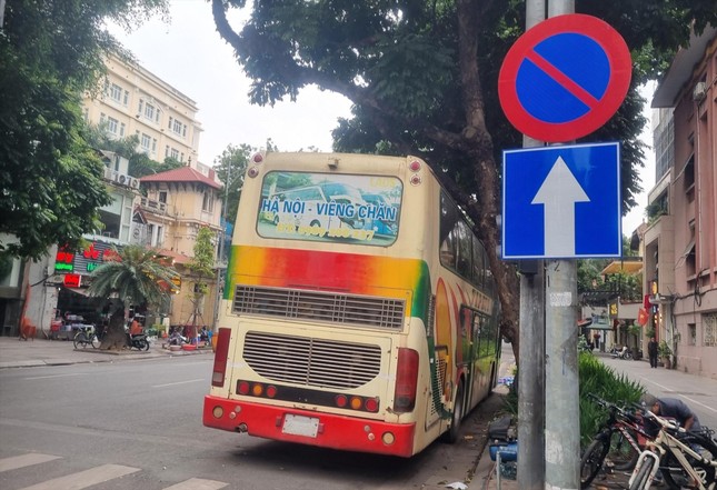 Hà Nội: Vì sao tang vật vụ án hình sự lại để trên phố lớn gần một năm? - Ảnh 1.