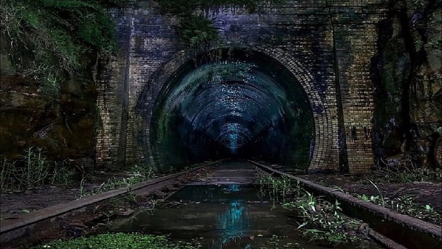Tò mò đường hầm trăm năm với vệt sáng lạ - Ảnh 4.