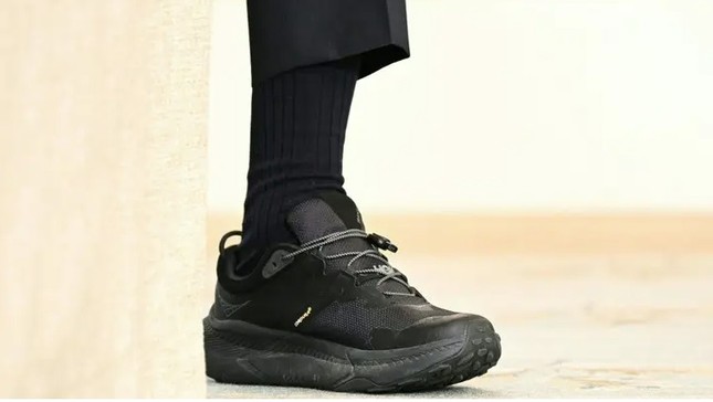 Đôi giày mới của Tổng thống Mỹ Biden gây xôn xao - Ảnh 2.