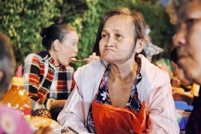 Lạ mà thương: Ăn bánh mì chảo không cần trả tiền, khách ngồi đông kín vỉa hè Sài Gòn - Ảnh 6.