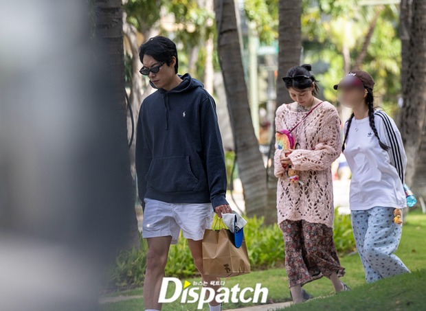 Loạt ảnh chế biểu cảm của Han So Hee với Ryu Jun Yeol ở Hawaii gây sốt: Sáng thứ 2, đang ăn thì sếp nhắn! - Ảnh 1.