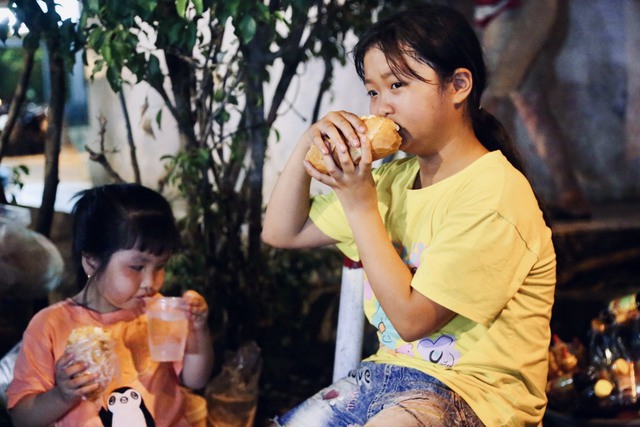 Lạ mà thương: Ăn bánh mì chảo không cần trả tiền, khách ngồi đông kín vỉa hè Sài Gòn - Ảnh 4.