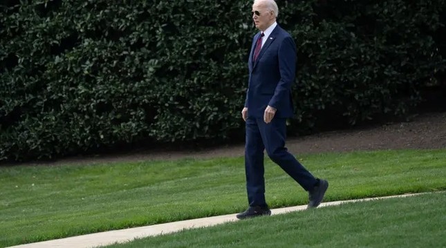 Đôi giày mới của Tổng thống Mỹ Biden gây xôn xao - Ảnh 1.