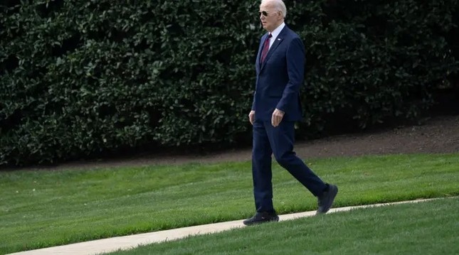 Đ&ocirc;i gi&agrave;y mới của Tổng thống Mỹ Biden g&acirc;y x&ocirc;n xao - Ảnh 1.