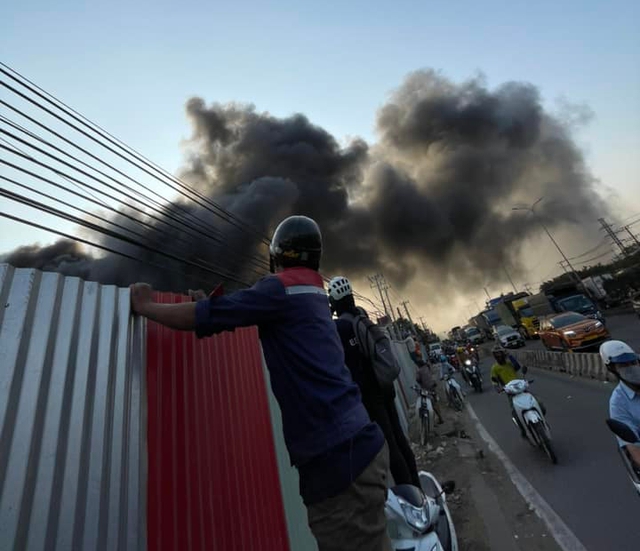 Cháy lớn ở Biên Hòa, cột khói cao cả trăm mét - Ảnh 3.