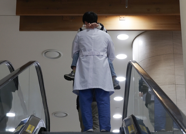Bác sĩ tư nhân giảm giờ làm, đóng cửa phòng khám cuối tuần để biểu tình, ngành y Hàn Quốc tiếp tục bị khủng hoảng - Ảnh 1.