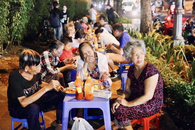 Lạ mà thương: Ăn bánh mì chảo không cần trả tiền, khách ngồi đông kín vỉa hè Sài Gòn - Ảnh 2.