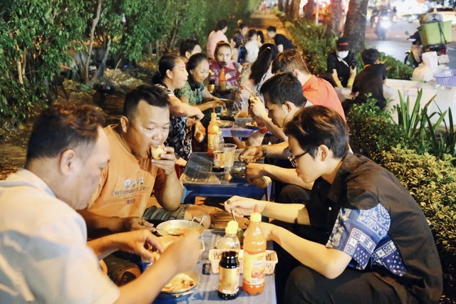 Lạ mà thương: Ăn bánh mì chảo không cần trả tiền, khách ngồi đông kín vỉa hè Sài Gòn - Ảnh 11.