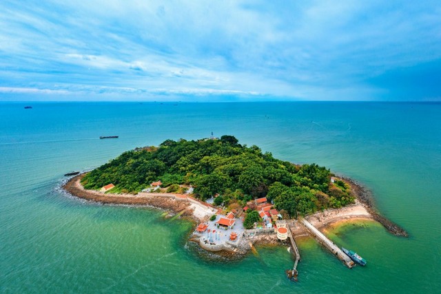 Phát hiện hòn đảo được ví như viên ngọc xanh giữa biển miền Bắc, cách Hà Nội hơn 100km, rộng chỉ hơn 10km2 - Ảnh 1.
