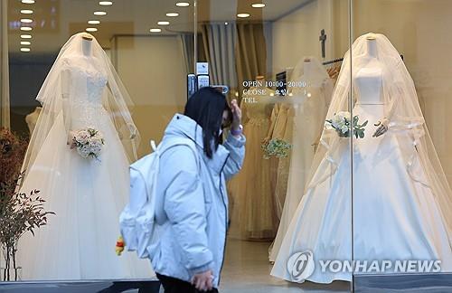 Hàn Quốc: Tỷ lệ kết hôn tăng lần đầu sau 12 năm, các chuyên gia vẫn đau đáu một điều - Ảnh 2.