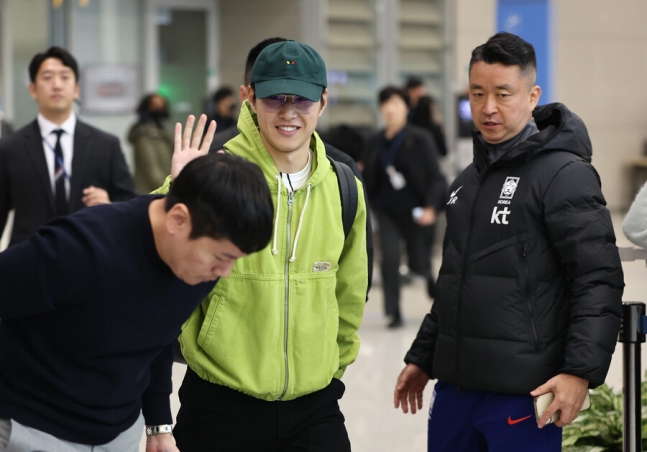 Lee Kang-in lần đầu trở về Hàn Quốc sau lùm xùm đấm Son Heung-min: Cười tươi như hoa, có một hành động đáng chú ý - Ảnh 4.
