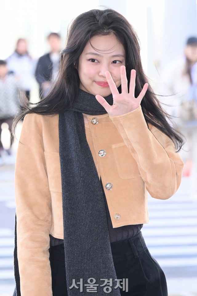 Jennie (BLACKPINK) lộ biểu cảm đau đớn vì fan quá khích ở sân bay, netizen quốc tế bức xúc - Ảnh 8.