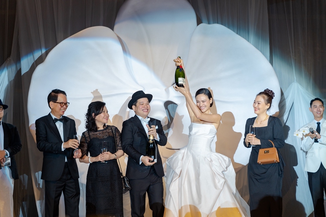 Đám cưới siêu mẫu Tuyết Lan: Cô dâu diện váy cưới gợi cảm, khoảnh khắc trên lễ đường cùng chú rể gây xúc động - Ảnh 13.