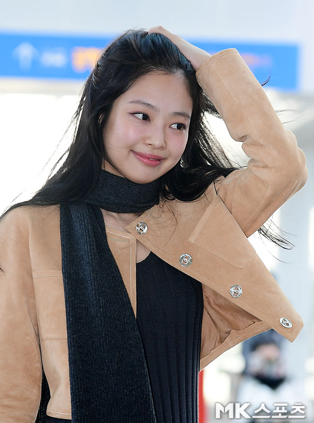 Jennie (BLACKPINK) lộ biểu cảm đau đớn vì fan quá khích ở sân bay, netizen quốc tế bức xúc - Ảnh 7.