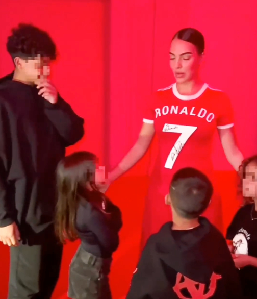 Bạn gái gây sốt khi mặc áo đấu của Ronaldo lên sàn diễn thời trang, được các nhóc tì đi theo ủng hộ hết mình - Ảnh 5.