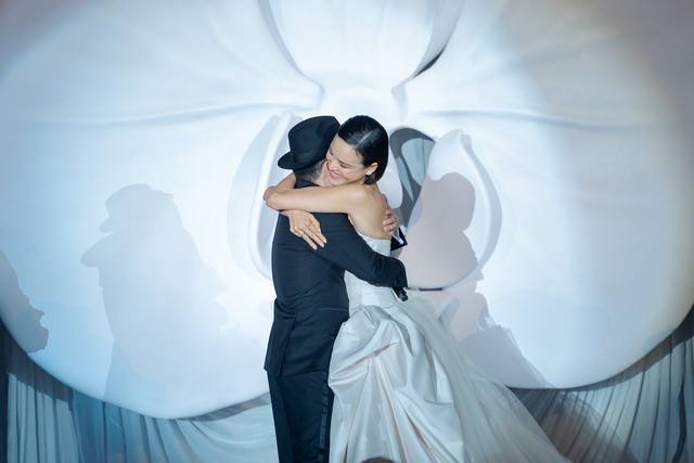 Đám cưới siêu mẫu Tuyết Lan: Cô dâu diện váy cưới gợi cảm, khoảnh khắc trên lễ đường cùng chú rể gây xúc động - Ảnh 10.