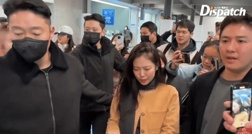 Jennie (BLACKPINK) lộ biểu cảm đau đớn vì fan quá khích ở sân bay, netizen quốc tế bức xúc - Ảnh 4.