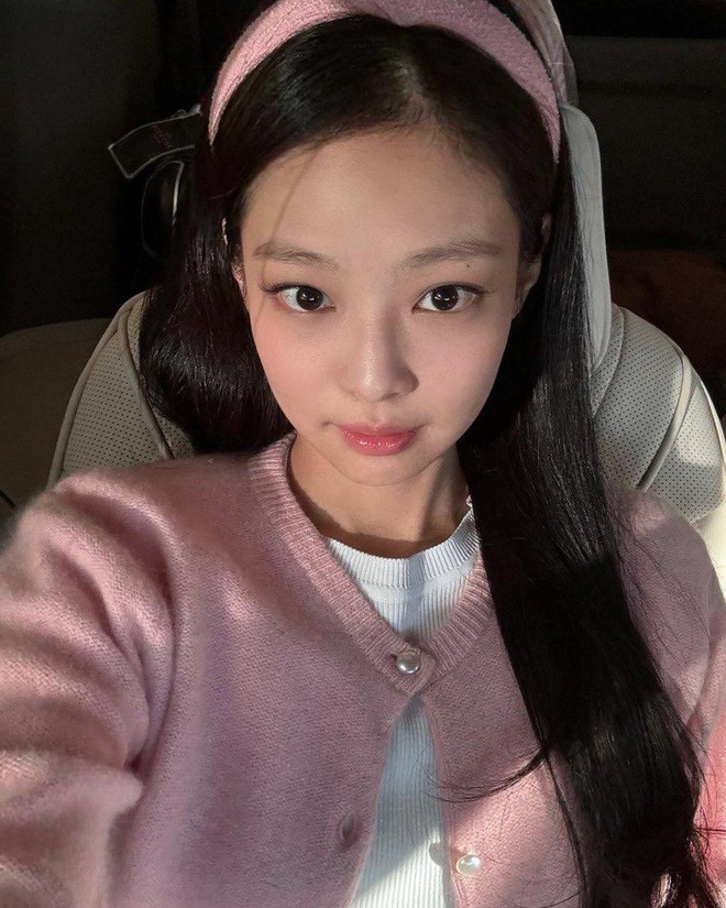 Style ngoan xinh yêu của Jennie viral khắp châu Á, chị em đua nhau sắm đồ để trở thành bản sao của nàng IT Girl - Ảnh 2.