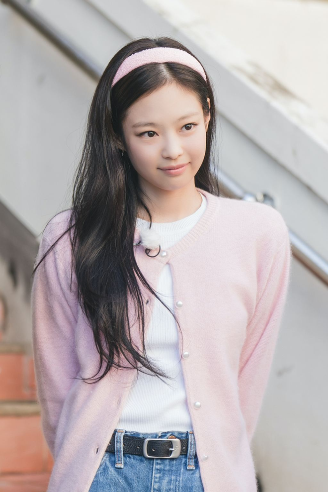 Style ngoan xinh yêu của Jennie viral khắp châu Á, chị em đua nhau sắm đồ để trở thành bản sao của nàng IT Girl - Ảnh 1.