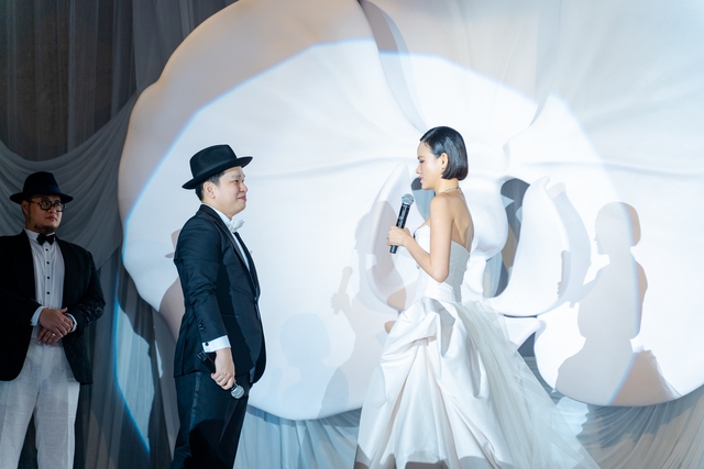 Đám cưới siêu mẫu Tuyết Lan: Cô dâu diện váy cưới gợi cảm, khoảnh khắc trên lễ đường cùng chú rể gây xúc động - Ảnh 6.
