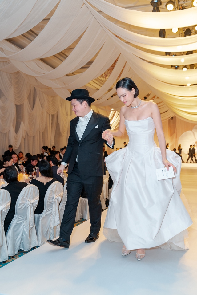 Đám cưới siêu mẫu Tuyết Lan: Cô dâu diện váy cưới gợi cảm, khoảnh khắc trên lễ đường cùng chú rể gây xúc động - Ảnh 4.