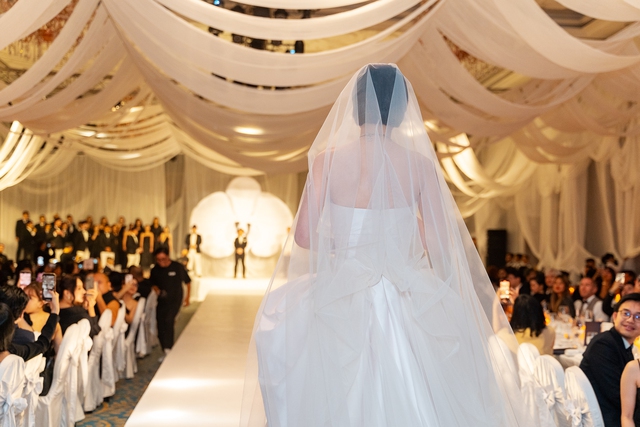 Đám cưới siêu mẫu Tuyết Lan: Cô dâu diện váy cưới gợi cảm, khoảnh khắc trên lễ đường cùng chú rể gây xúc động - Ảnh 3.