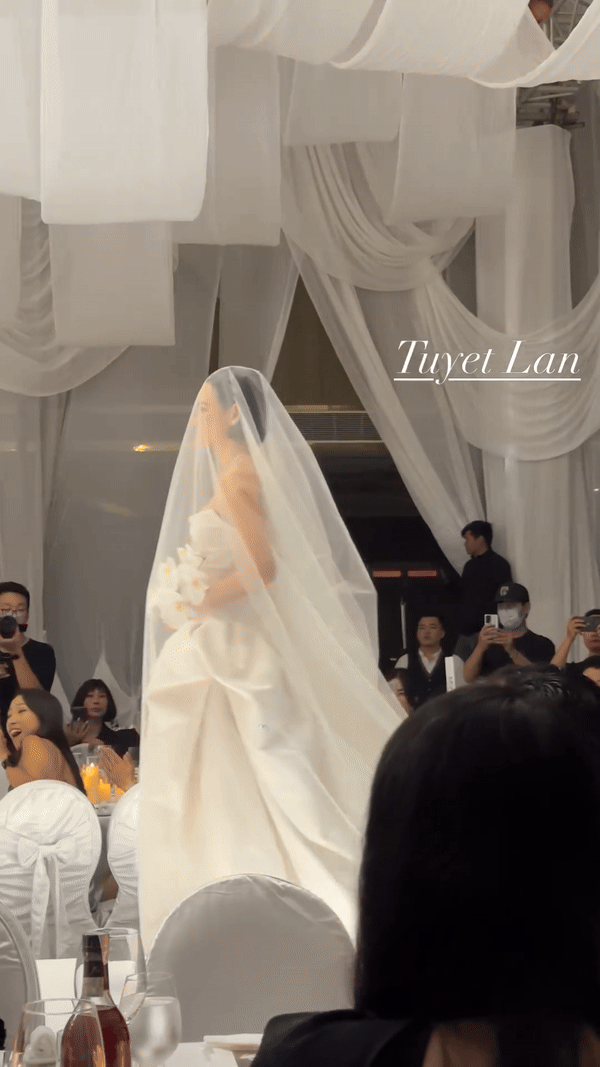 Hoa cưới của siêu mẫu Tuyết Lan chứa đựng ý nghĩa xúc động, không gian cưới thiết kế độc lạ gây ấn tượng với dàn khách - Ảnh 1.