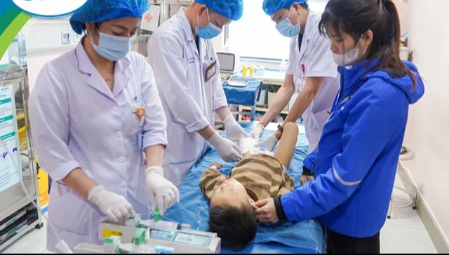 Ra khỏi cổng trường, bé trai 6 tuổi bị xe cán đứt rời chân: Mẹ gửi lời nhắn nhủ đắt giá tới các bậc phụ huynh - Ảnh 1.