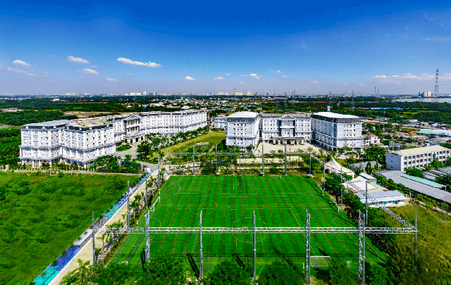 Choáng ngợp với cơ sở vật chất của trường tư đang dính nhiều tai tiếng: Rộng 6,5 ha, các toà nhà to như lâu đài! - Ảnh 2.