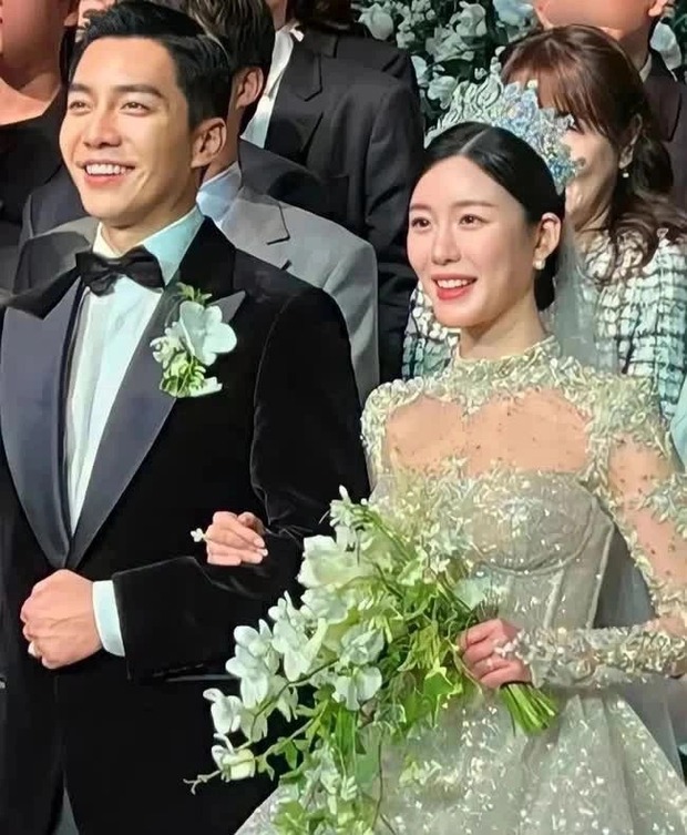 Mỹ nhân hạng A nói gì về màn lên đồ chói lọi cố “giật” spotlight ở hôn lễ của em gái và Lee Seung Gi? - Ảnh 6.