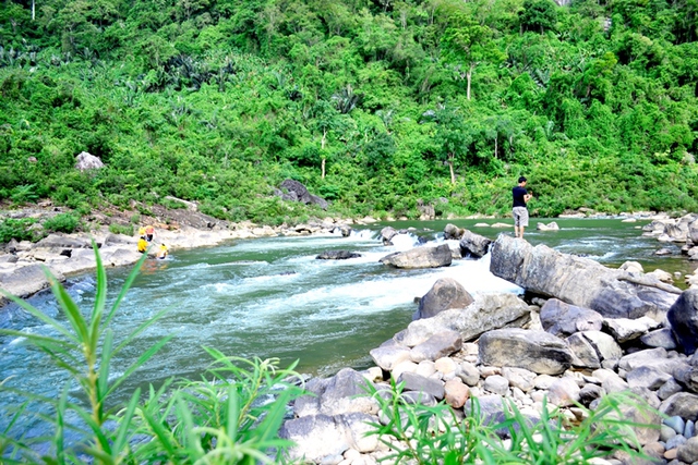 Dòng sông bắt nguồn từ dãy Trường Sơn: Gắn với tọa độ lửa, chỉ dài 77km nhưng có tới hơn 100 thác nước - Ảnh 4.