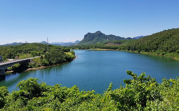 Dòng sông bắt nguồn từ dãy Trường Sơn: Gắn với tọa độ lửa, chỉ dài 77km nhưng có tới hơn 100 thác nước - Ảnh 2.