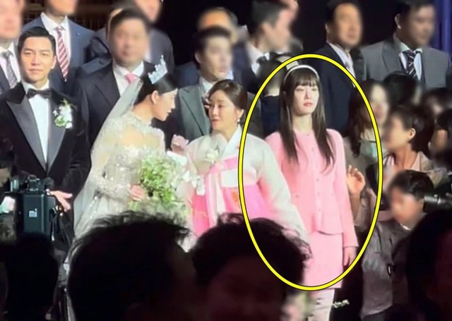 Mỹ nhân hạng A nói gì về màn lên đồ chói lọi cố “giật” spotlight ở hôn lễ của em gái và Lee Seung Gi? - Ảnh 3.