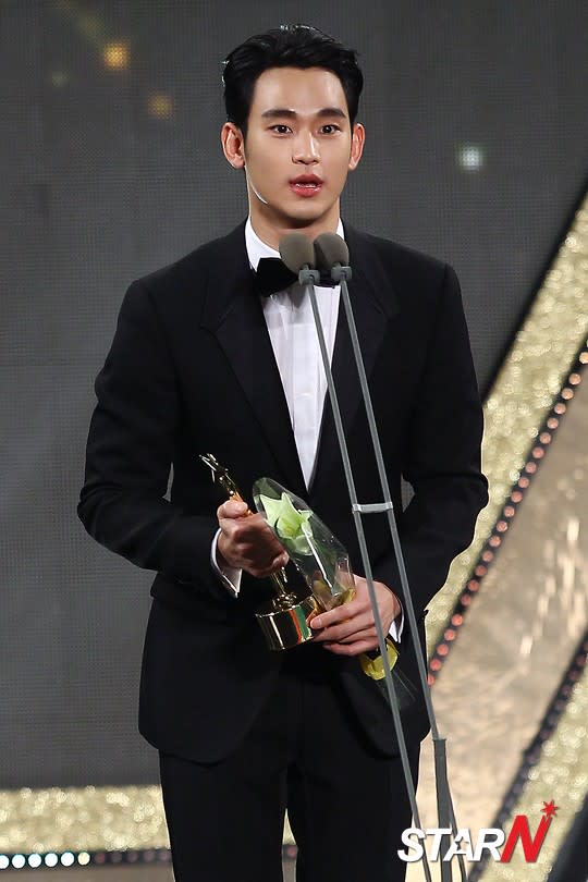 Kim Soo Hyun hết bị vợ t&agrave;i phiệt d&iacute; lại phải h&aacute;t ca kh&uacute;c kh&oacute; đỡ tại lễ trao giải: H&igrave;nh tượng nam thần c&ograve;n đ&acirc;u? - Ảnh 2.
