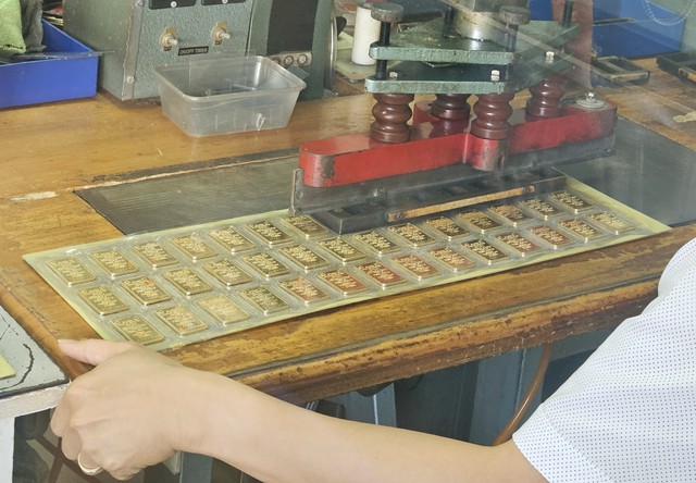 Cuối ngày, giá vàng SJC tiếp tục lao dốc - Ảnh 1.