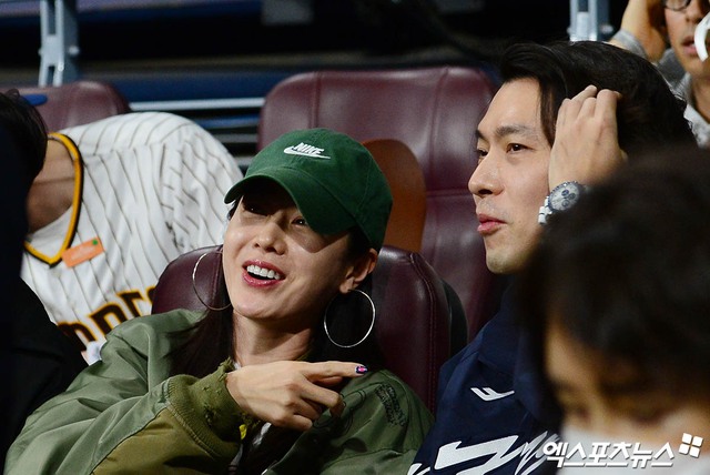 Son Ye Jin - Hyun Bin trốn con hẹn hò xem bóng chày, nhưng bất ngờ bị 1 cặp sao hạng A cướp spotlight! - Ảnh 3.