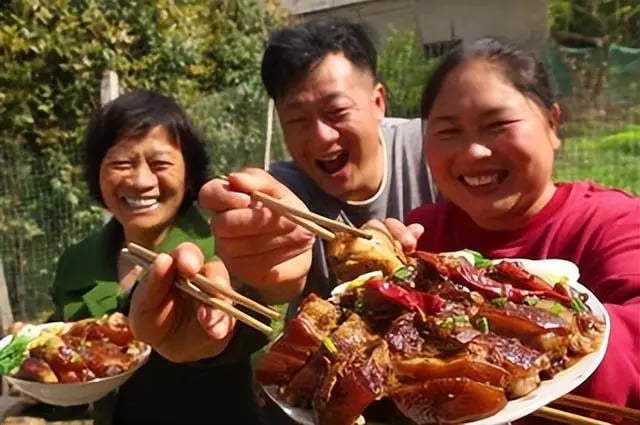 5 năm làm mukbang, ngoại hình cô gái 33 tuổi thay đổi chóng mặt khiến dân mạng cứ ngỡ bà dì trung niên: Dùng thân xác đổi tiền bạc - Ảnh 8.