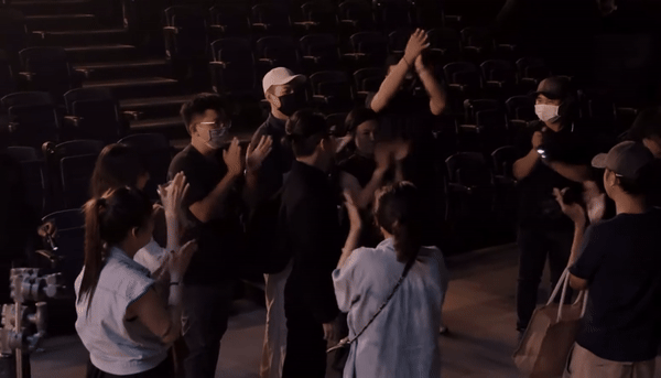 Lộ clip Sơn T&ugrave;ng qu&aacute;t Hải T&uacute; ở hậu trường, c&aacute;ch xưng h&ocirc; đặc biệt v&agrave; th&aacute;i độ g&agrave; cưng g&acirc;y ch&uacute; &yacute; - Ảnh 6.