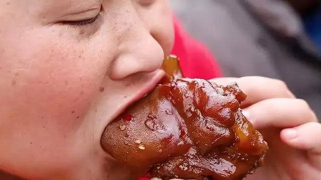 5 năm làm mukbang, ngoại hình cô gái 33 tuổi thay đổi chóng mặt khiến dân mạng cứ ngỡ bà dì trung niên: Dùng thân xác đổi tiền bạc - Ảnh 7.