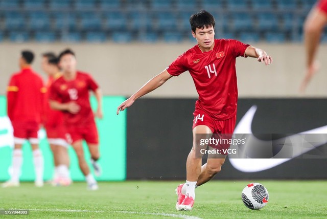Đội hình đội tuyển Việt Nam vs Indonesia: Quang Hải dự bị, HLV Troussier dùng 3 lá chắn từ xa? - Ảnh 1.