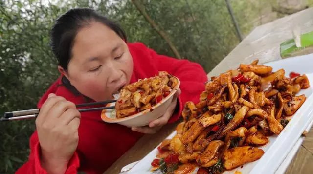 5 năm làm mukbang, ngoại hình cô gái 33 tuổi thay đổi chóng mặt khiến dân mạng cứ ngỡ bà dì trung niên: Dùng thân xác đổi tiền bạc - Ảnh 6.