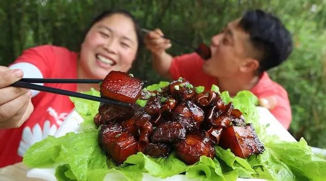 5 năm làm mukbang, ngoại hình cô gái 33 tuổi thay đổi chóng mặt khiến dân mạng cứ ngỡ bà dì trung niên: Dùng thân xác đổi tiền bạc - Ảnh 5.