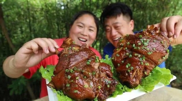 5 năm làm mukbang, ngoại hình cô gái 33 tuổi thay đổi chóng mặt khiến dân mạng cứ ngỡ bà dì trung niên: Dùng thân xác đổi tiền bạc - Ảnh 4.